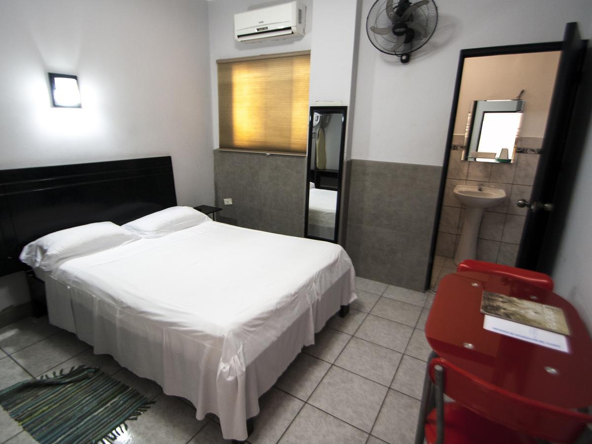 Jer'S Hostal Тумбес Экстерьер фото